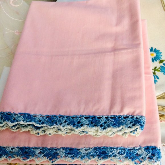 Vintage Hand Embordered Pillowcases Napkins and Table runner. - Picture 6 of 10